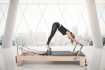 Poza cu Reformer Pilates Elite din Lemn cu Turn Profesional – Premium pentru Studiouri și Recuperare