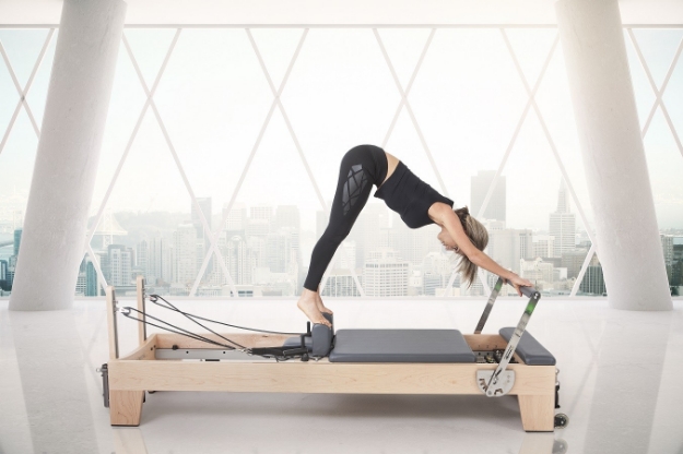 Poza cu Reformer Pilates Elite din Lemn cu Turn Profesional – Premium pentru Studiouri și Recuperare