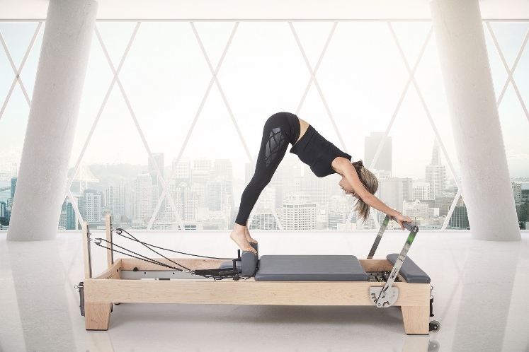 Poza cu Reformer Pilates Elite din Lemn cu Turn Profesional – Premium pentru Studiouri și Recuperare