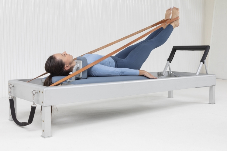 Poza cu Reformer Pilates Classic Profesional – Design Clasic pentru Studiouri Pilates