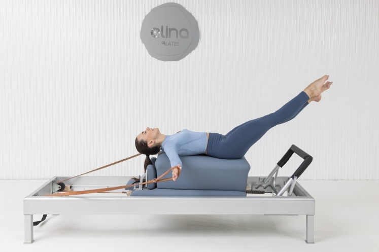 Poza cu Reformer Pilates Classic Profesional – Design Clasic pentru Studiouri Pilates