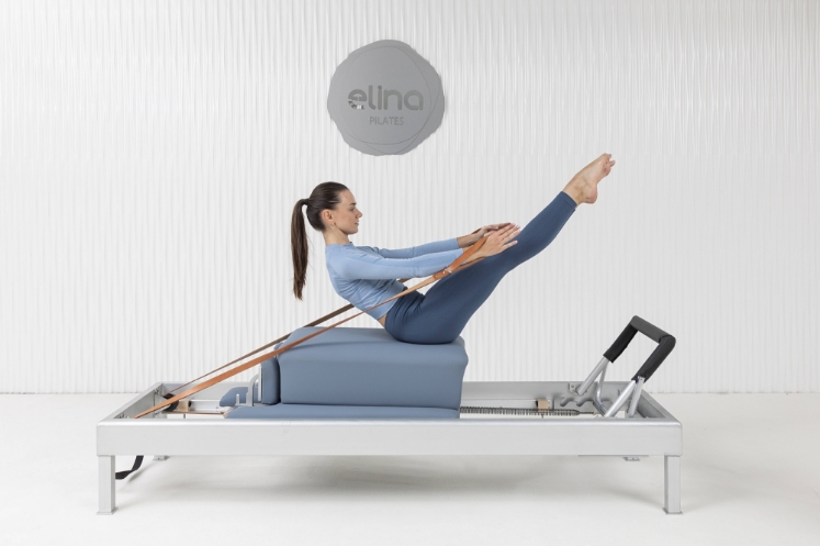 Poza cu Reformer Pilates Classic Profesional – Design Clasic pentru Studiouri Pilates