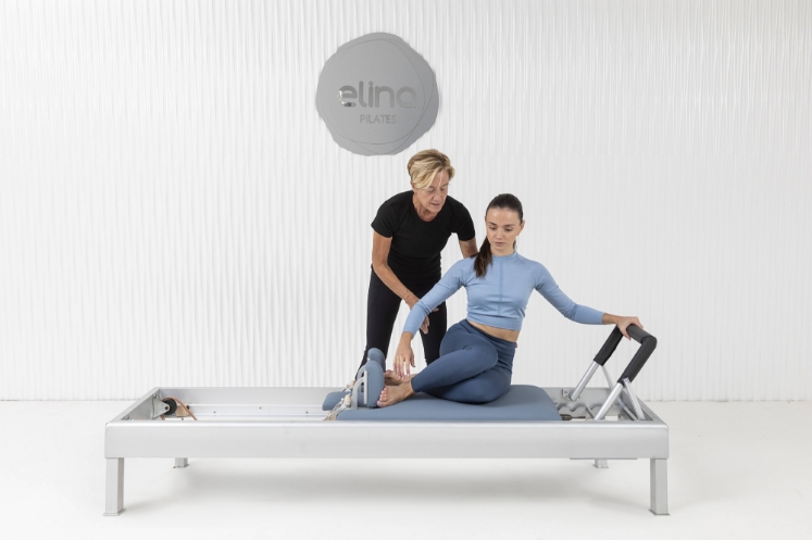 Poza cu Reformer Pilates Classic Profesional – Design Clasic pentru Studiouri Pilates