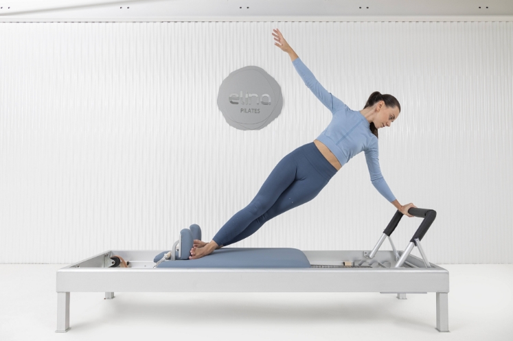 Poza cu Reformer Pilates Classic Profesional – Design Clasic pentru Studiouri Pilates