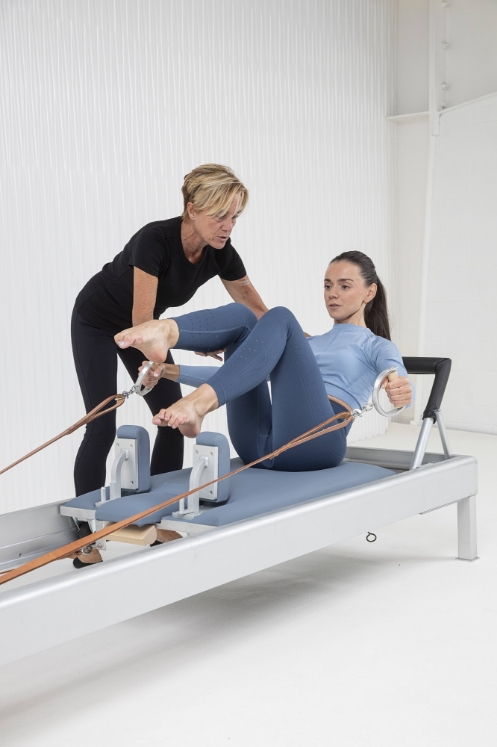 Poza cu Reformer Pilates Classic Profesional – Design Clasic pentru Studiouri Pilates