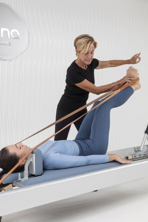 Poza cu Reformer Pilates Classic Profesional – Design Clasic pentru Studiouri Pilates