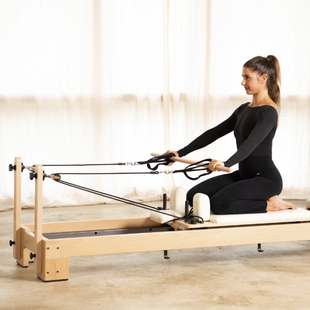 Poza cu Reformer Pilates Lignum Premium – Pentru Acasă și Studiouri Pilates