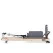 Poza cu Reformer Pilates Vertical pentru Acasă – Compact și Ușor de Depozitat