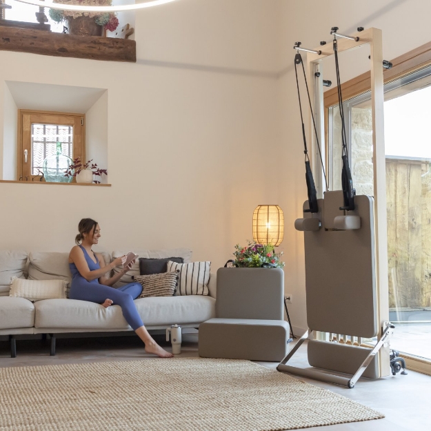 Poza cu Reformer Pilates Vertical pentru Acasă – Compact și Ușor de Depozitat