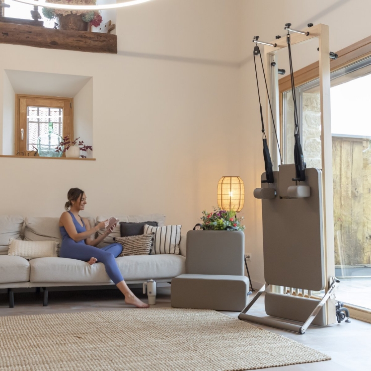 Poza cu Reformer Pilates Vertical pentru Acasă – Compact și Ușor de Depozitat