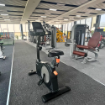 Bicicleta verticala profesionala SH-B6500U SHUA in sala de fitness
