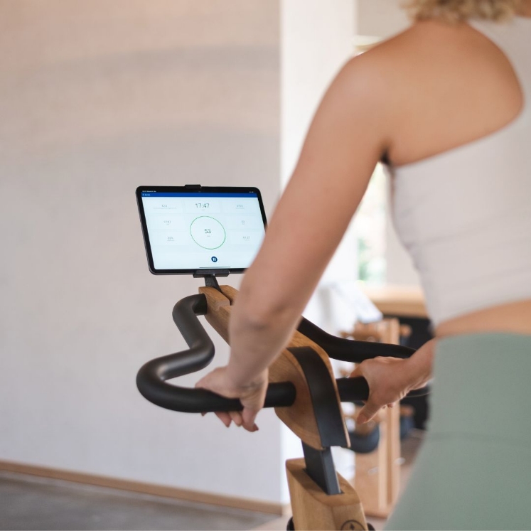 Poza cu NOHRD Bike Pro – Bicicletă fitness premium din lemn masiv cu ecran tactil de 14 inch